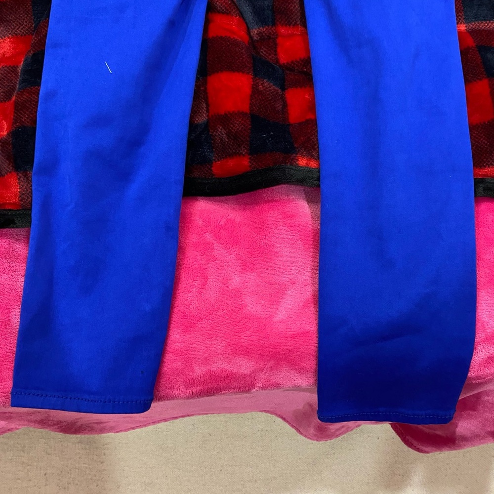 Blue American Eagle Jeggings.